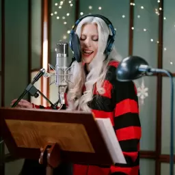Lady Gaga – Santa Claus Is Coming To Town